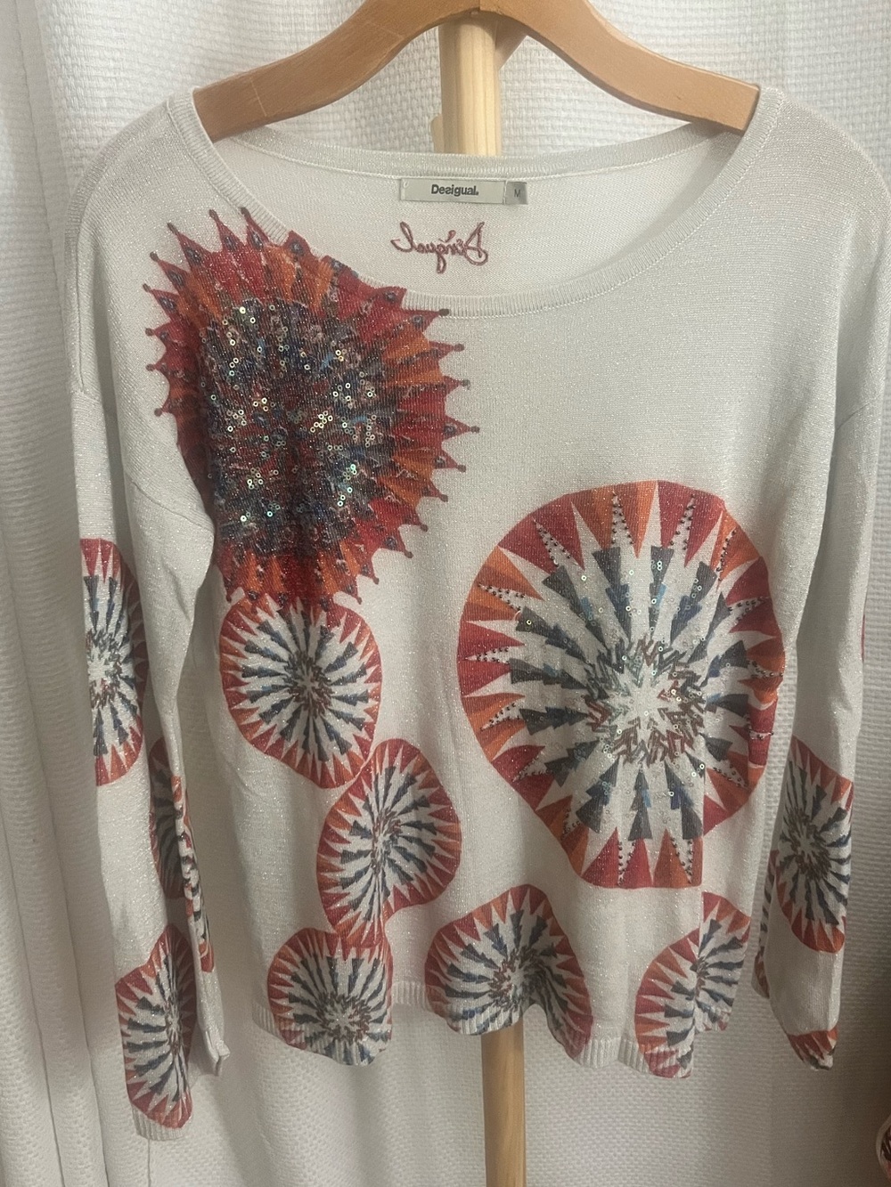 Desigual silvery white Sweater with Red and Blue Sunburst Motifs